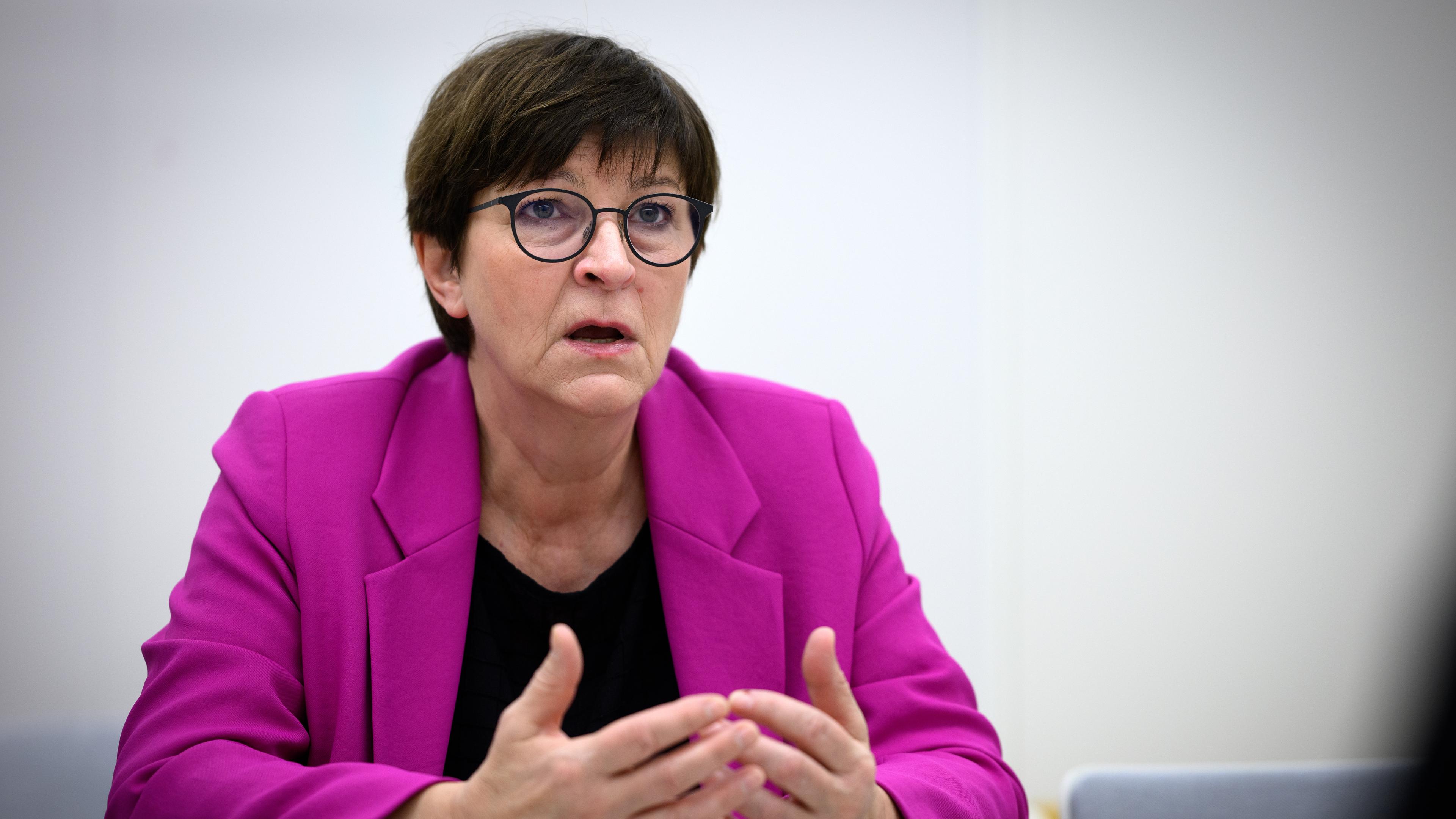 Saskia Esken, Vorsitzende der SPD, sitzt bei einem Interview mit der Deutschen Presse-Agentur dpa im Berliner Newsroom.