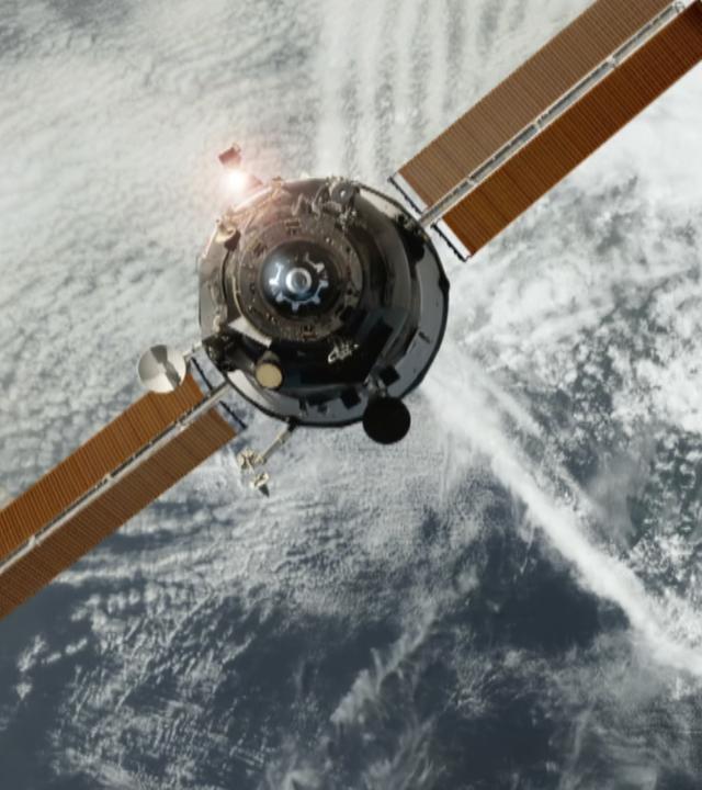 Satellit umkreist Erde