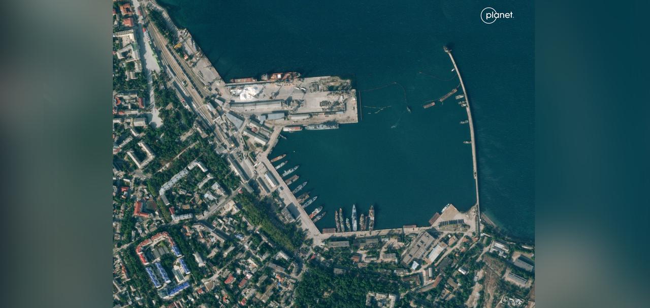 Satellitenbild des russischen Marine-Hafens von Feodossija auf der Krim.