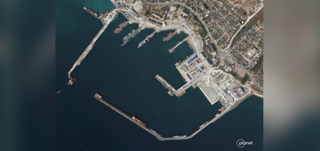 Der Hafen von Noworossiysk am 2. Oktober, in dem zahlreiche russische Kriegsschiffe vor Anker liegen.