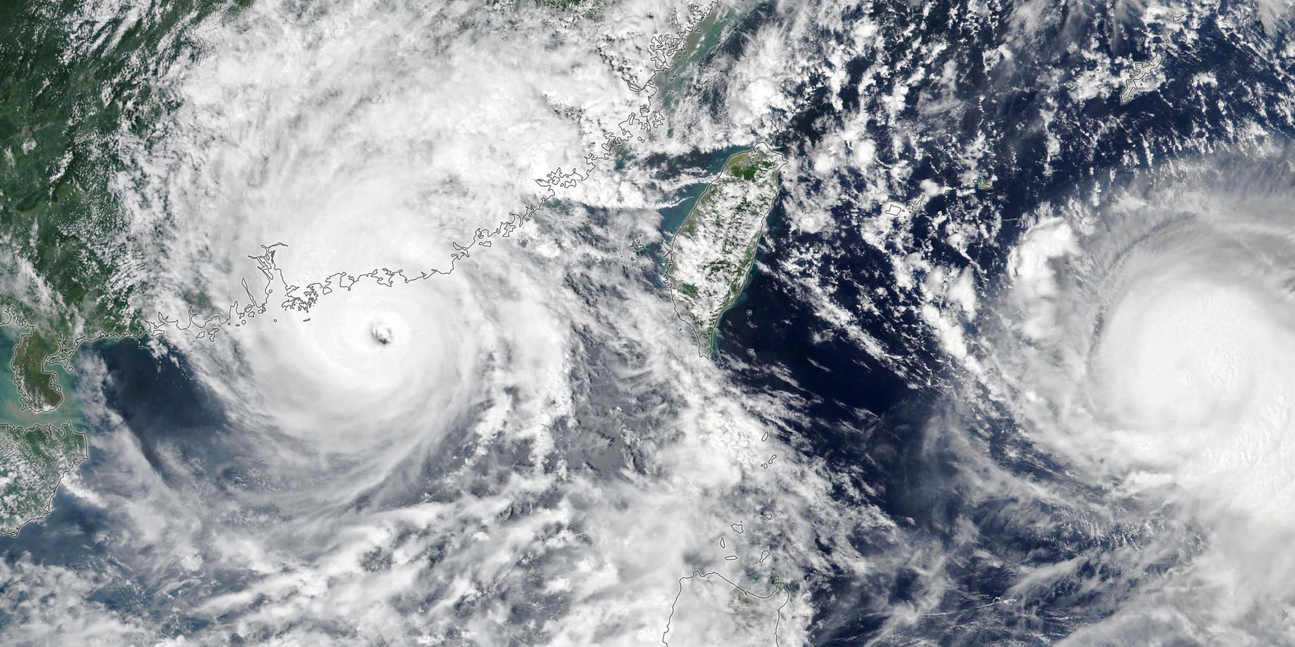 Das Satellitenbild des Noaa-Nasa Suomi NPP zeigt den Taifun "Saola", der an Hongkong vorbeizieht und rechts auf dem Meer den Taifun "Haikui".
