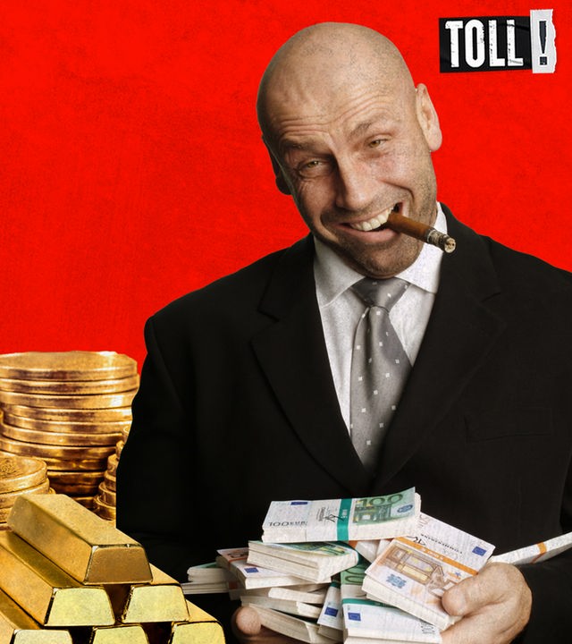 Montage: Mann mit Zigarre im Mund hält viele Geldbündel in den Händen; Stapel aus Münzen, Stapel aus Goldbarren