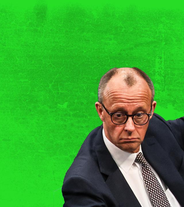 Hand hält Heft mit dem Titel "Verhandeln für Profis" und einem Bild von Friedrich Merz