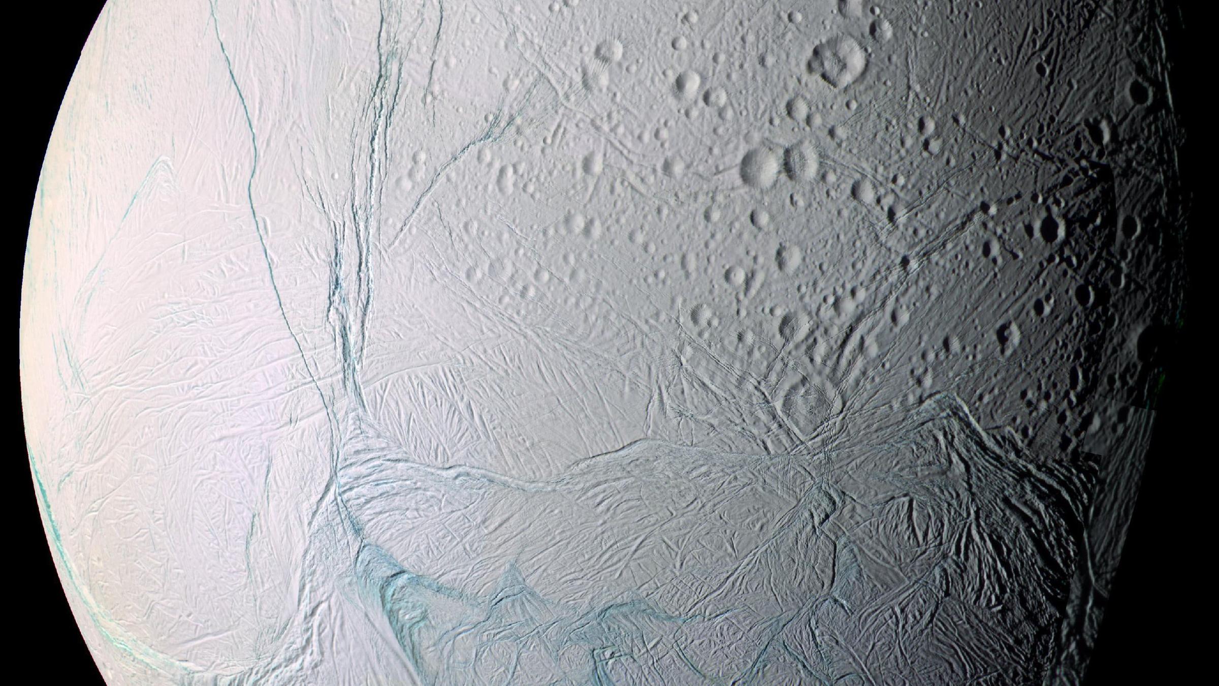 Der vereiste Saturnmond Enceladus. 