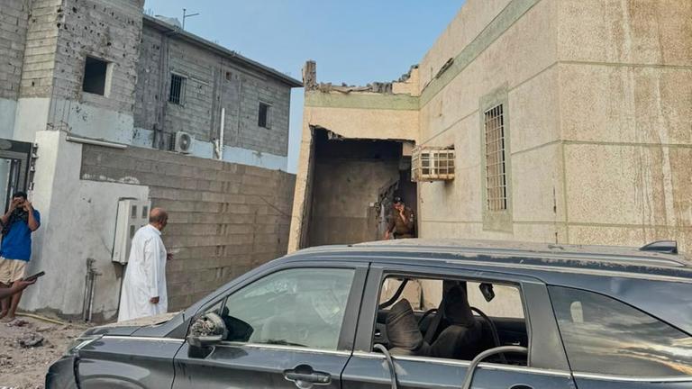 Dieses von der Saudi Press Agency zur Verfügung gestellte Foto zeigt Schäden an einem Gebäude, nachdem an der südlichen Grenze zum Jemen ein Geschoss eingeschlagen war.