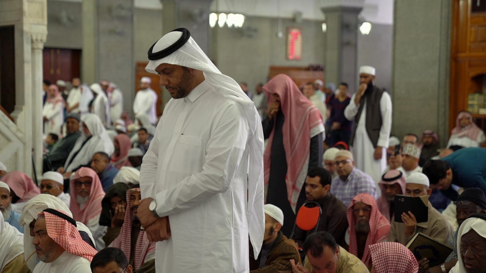 "Saudi-Arabien - Öl, Tradition und Zukunft: Heilige Stätten": Betende Muslims.