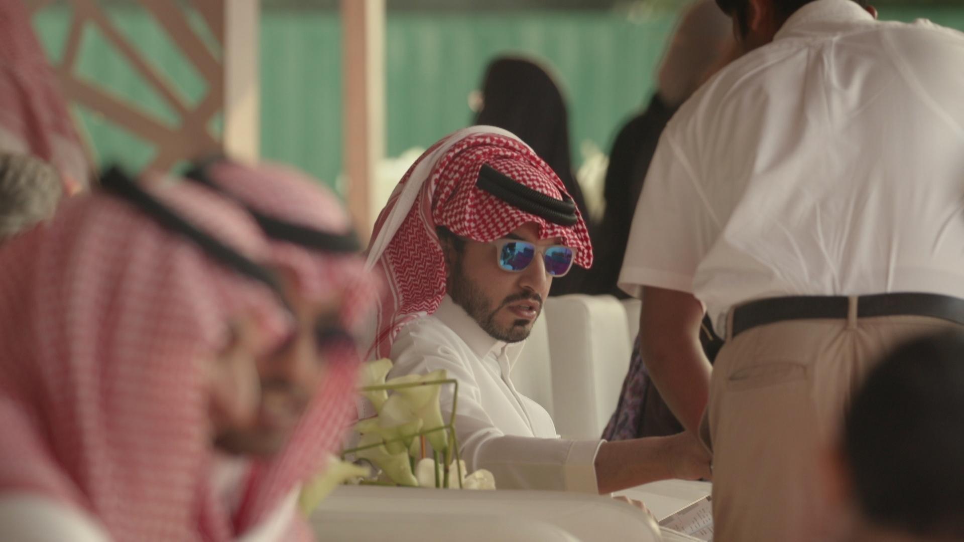 "Saudi-Arabien - Öl, Tradition und Zukunft: Macht der Prinzen": Saudi mit Sonnenbrille.