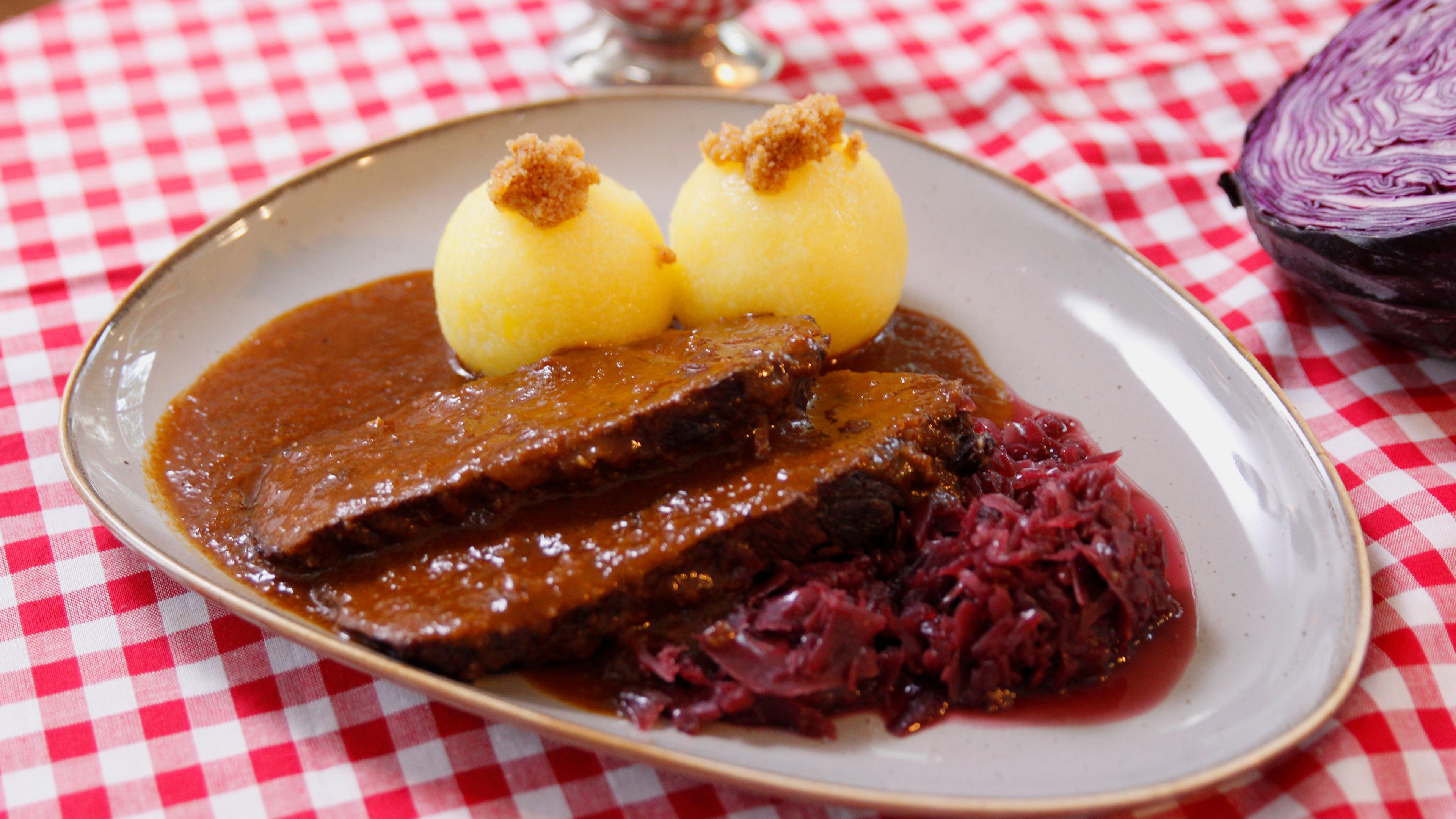 Sauerbraten mit Knödeln und Rotkohl