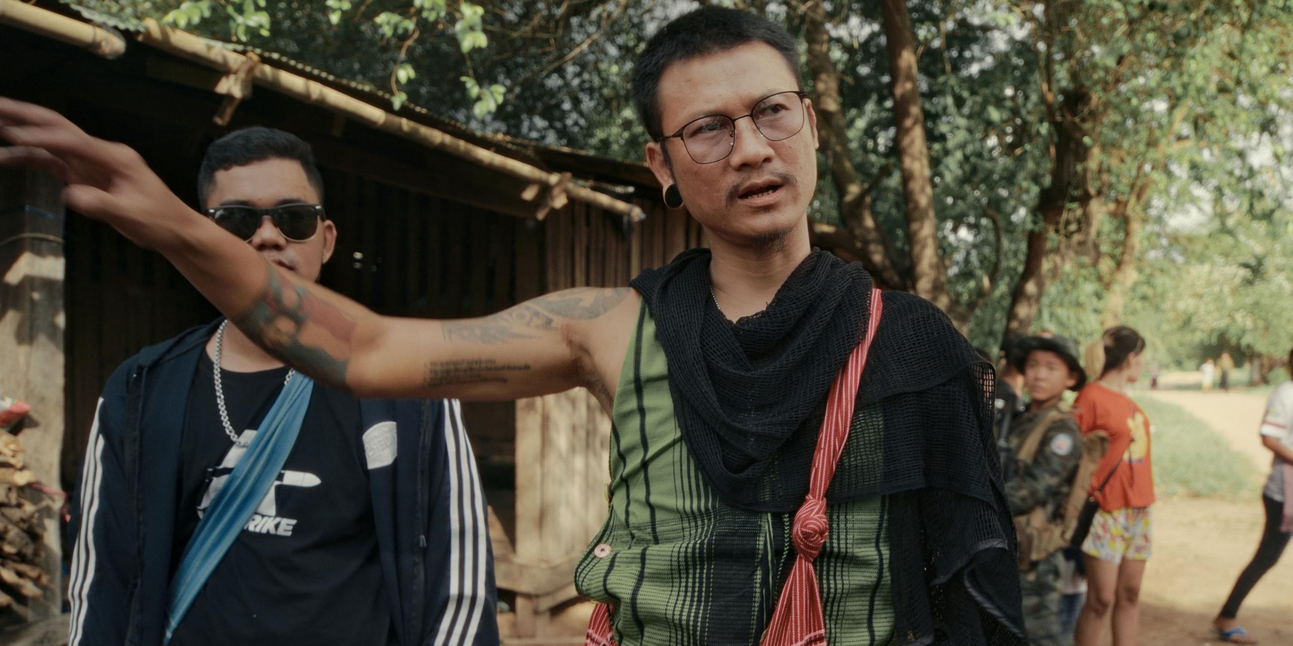 Kommandeur Saw Eh Say Weh erklärt uns die militärische Lage im Karen-Staat. Myanmar, 2022