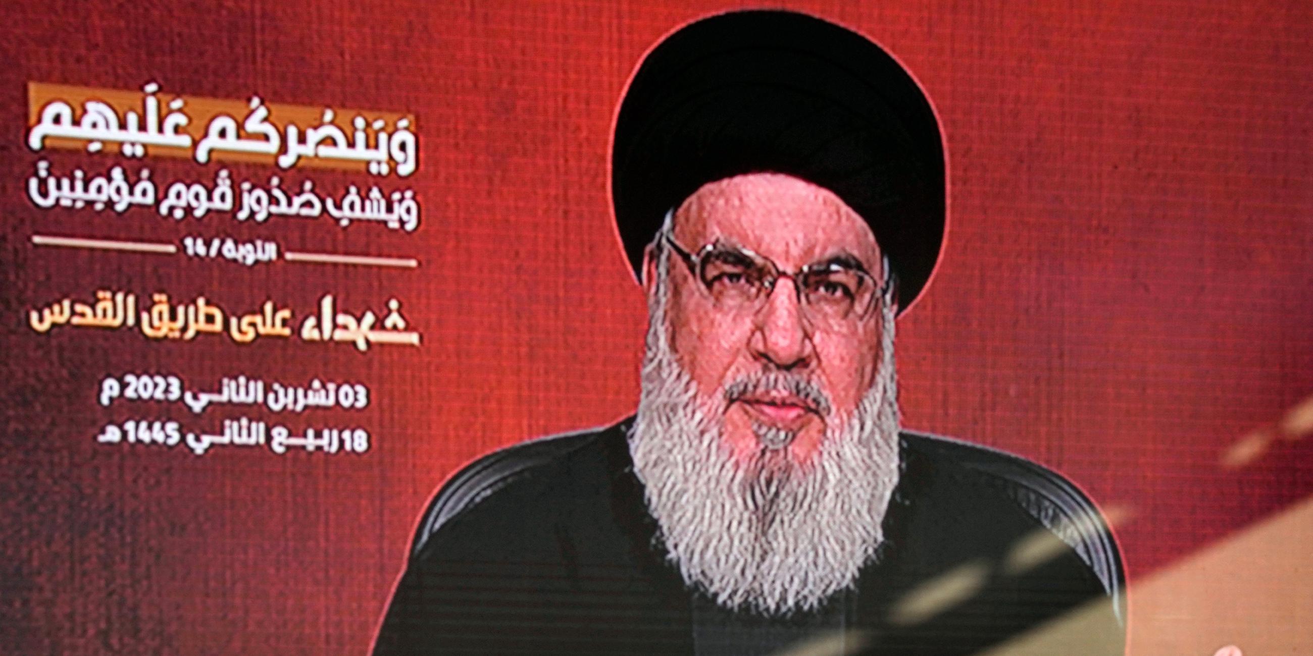 Hisbollah-Führer Sayyed Hassan Nasrallah begrüßt seine Anhänger per Videolink während einer Kundgebung zum Gedenken an Hisbollah-Kämpfer am 03.11.2023.