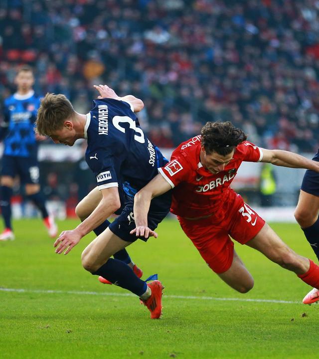 Jan Schöppner Schoeppner (1.FC Heidenheim 1846) Merlin Röhl Roehl (SC Freiburg) Adrian Beck (1.FC Heidenheim 1846) Zweikampf.