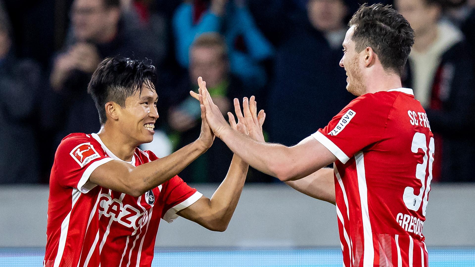 Freiburgs Michael Gregoritsch (r) jubelt nach seinem Tor zum 2:0 mit Freiburgs Woo-yeong Jeong (l) am 06.11.2022 in Freiburg.