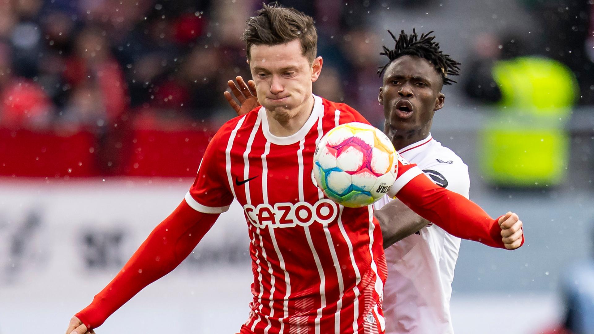 6.02.2023, Baden-Württemberg, Freiburg im Breisgau: Fußball: Bundesliga, SC Freiburg - Bayer Leverkusen, 22. Spieltag, Europa-Park Stadion. Freiburgs Michael Gregoritsch (l) in Aktion gegen Leverkusens Odilon Kossounou (r).