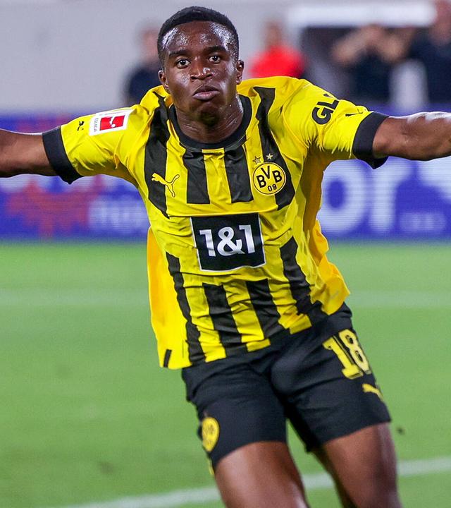 Youssoufa Moukoko (Borussia Dortmund) bejubelt das Tor zum 1:2 am 12.08.2022.