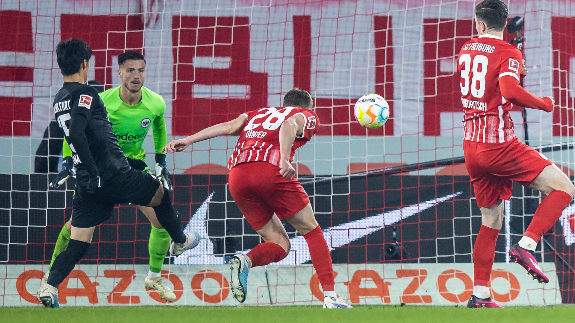 Freiburgs Matthias Ginter (M) macht das Tor zum 1:1.