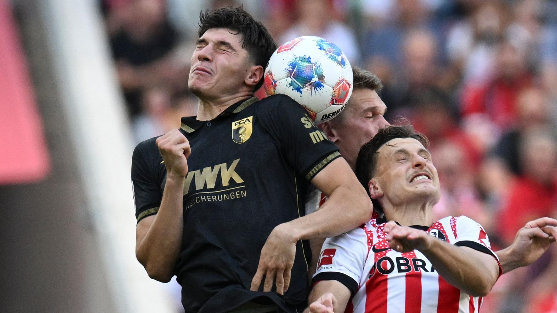 Beim Bundesliga-Spiel in Freiburg kämpften (Augsburg) Mert Komur, (Freiburg) Matthias Ginter und (Freiburg) Maximilian Eggestein um den Ball.