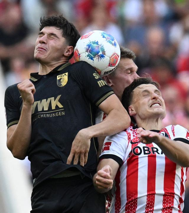 Beim Bundesliga-Spiel in Freiburg kämpften (Augsburg) Mert Komur, (Freiburg) Matthias Ginter und (Freiburg) Maximilian Eggestein um den Ball.