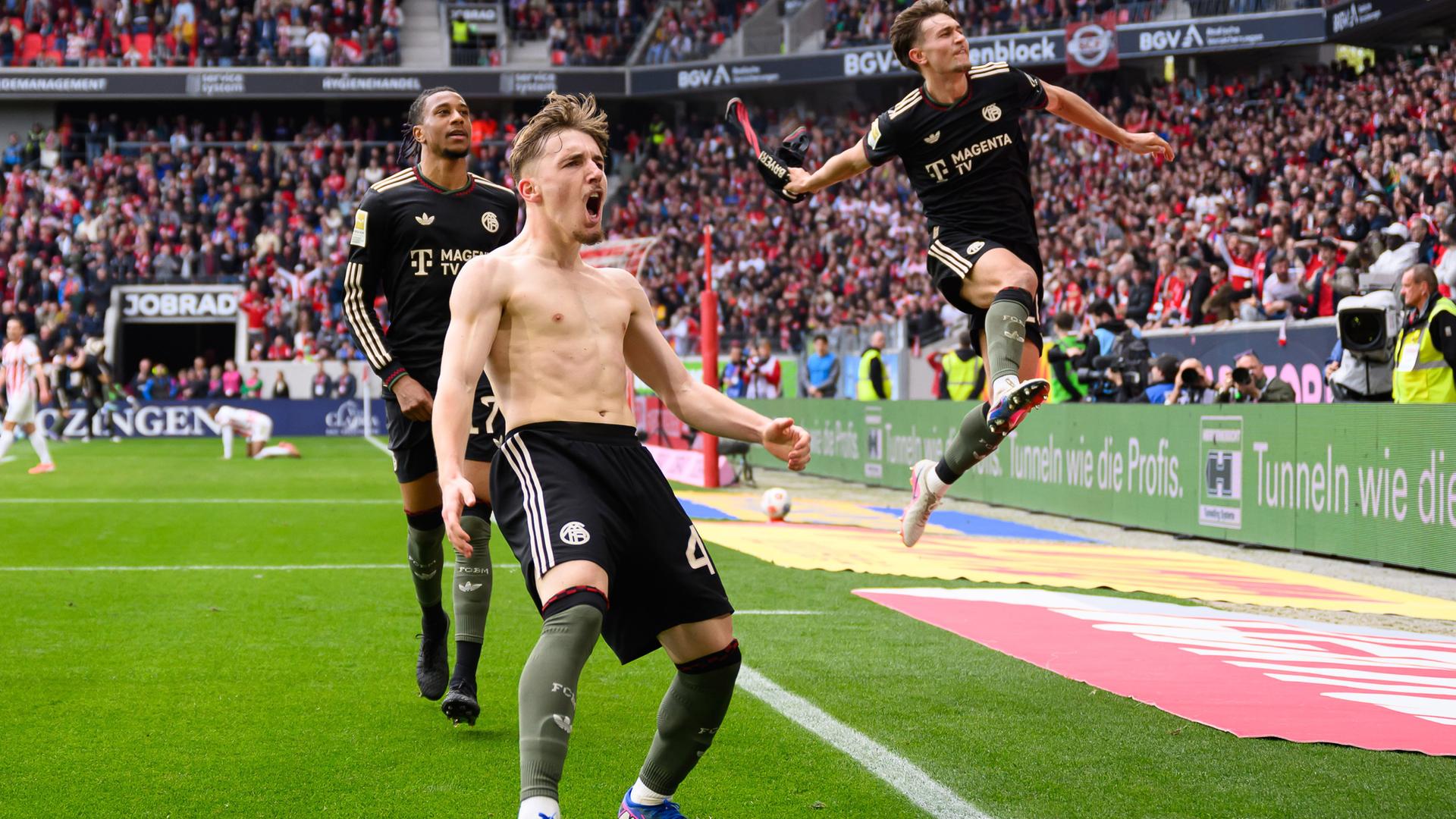 Michael Olise, Torschuetze Lennart Karl, Tom Bischof (Bayern) jubeln. 