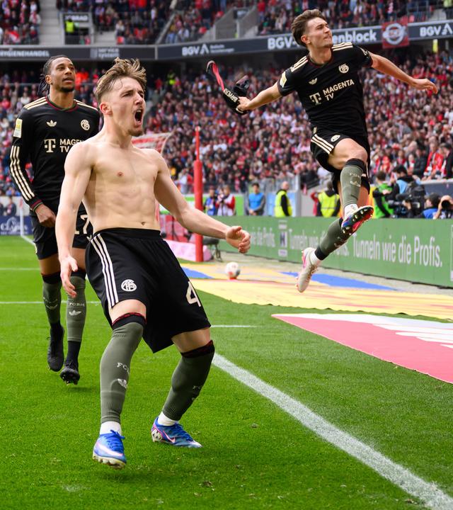 Michael Olise, Torschuetze Lennart Karl, Tom Bischof (Bayern) jubeln. 