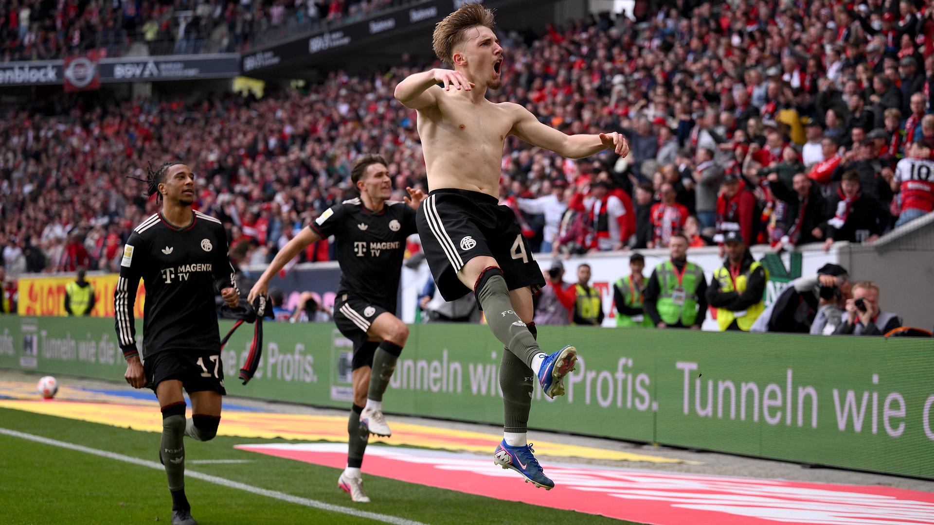 Michael Olise, Torschuetze Lennart Karl, Tom Bischof (Bayern) jubeln. 