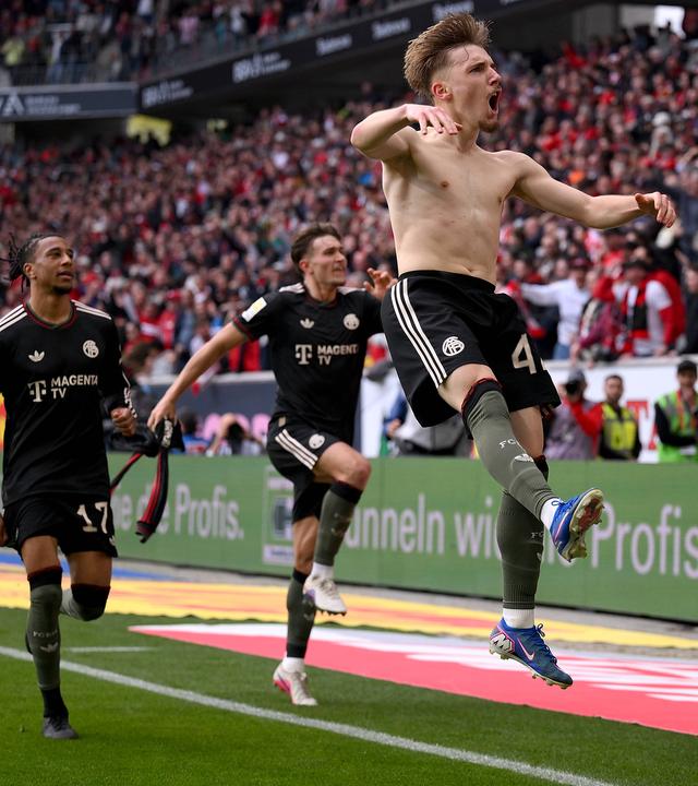 Michael Olise, Torschuetze Lennart Karl, Tom Bischof (Bayern) jubeln. 