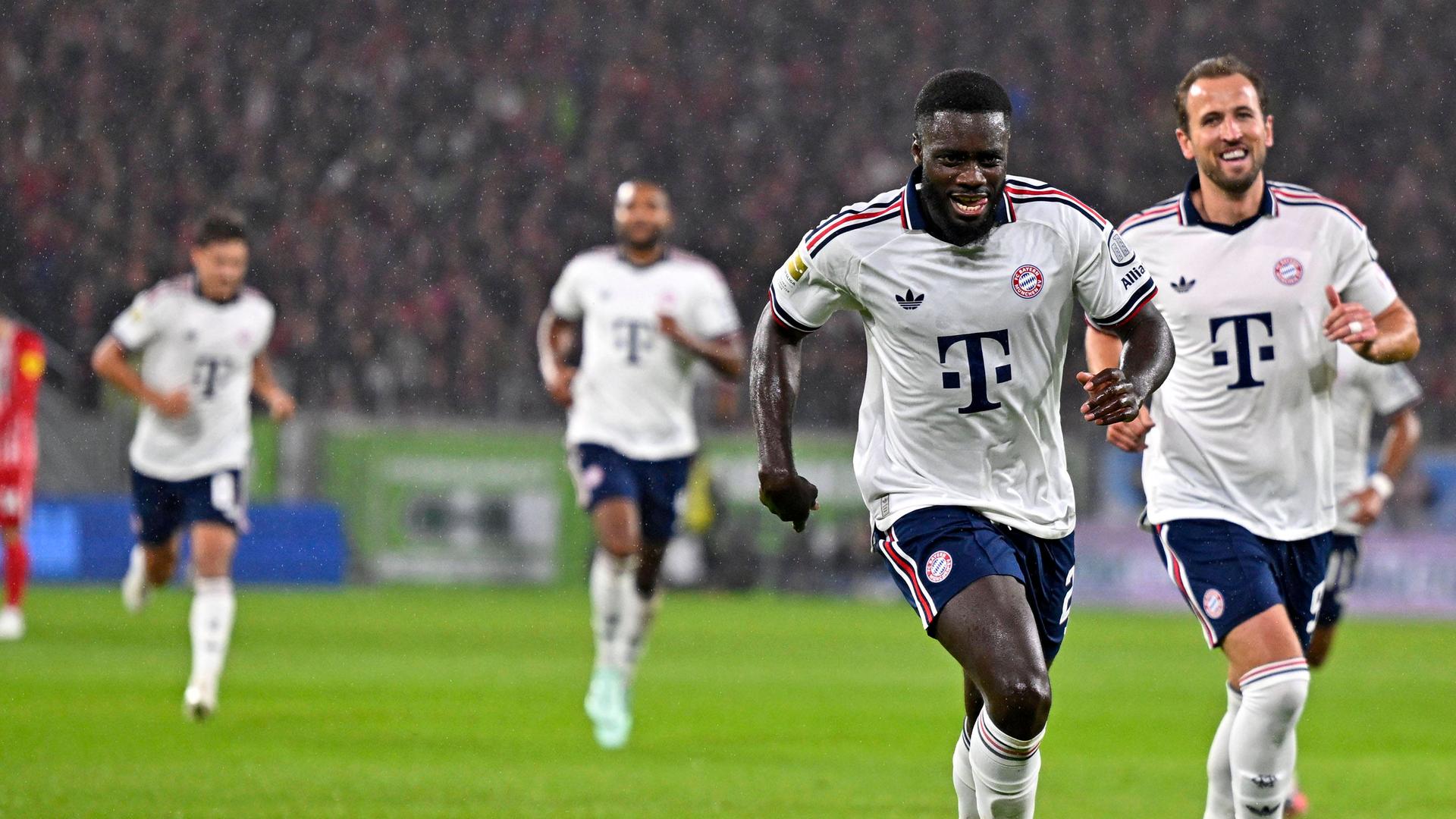Dayot Upamecano (FC Bayern München) Torjubel Harry Kane (FC Bayern München) und Dayot Upamecano (FC Bayern München)