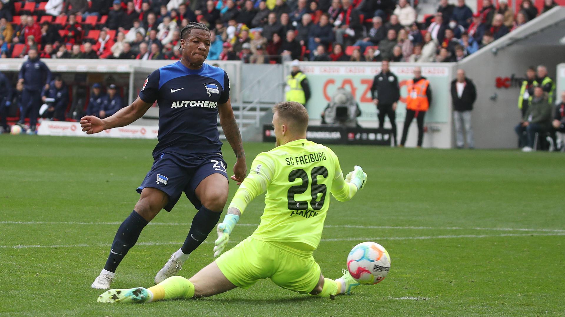 Jessic Ngankam schießt das Tor zum 1:1 gegen Hertha Torwart Mark Fleken.