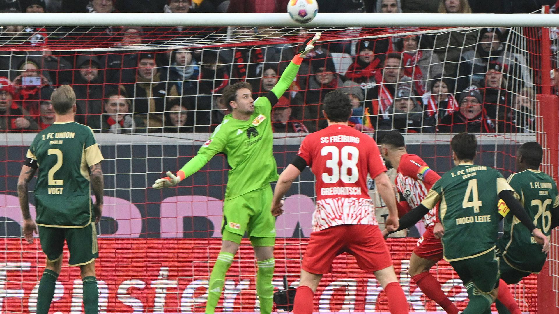 Parade von Torwart Frederik Rönnow (1. FC Union) gegen Vincenzo Grifo (3. v. r., Freiburg).