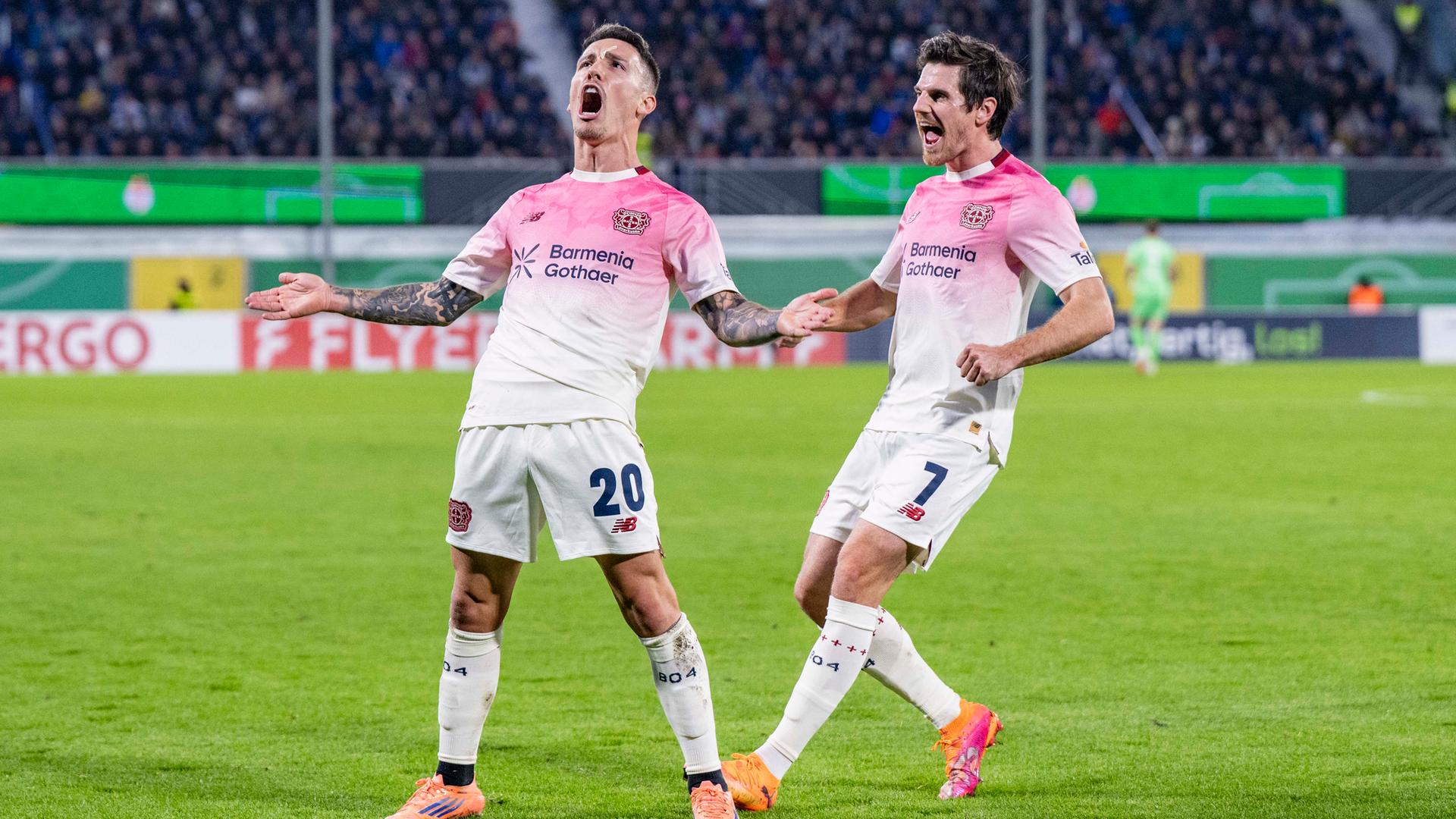 Álex Grimaldo (Bayer Leverkusen) jubelt.