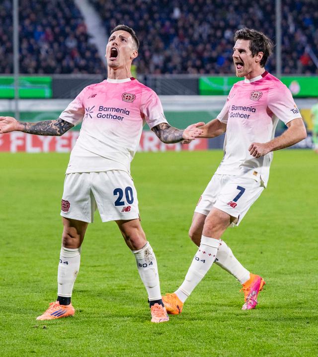 Álex Grimaldo (Bayer Leverkusen) jubelt.