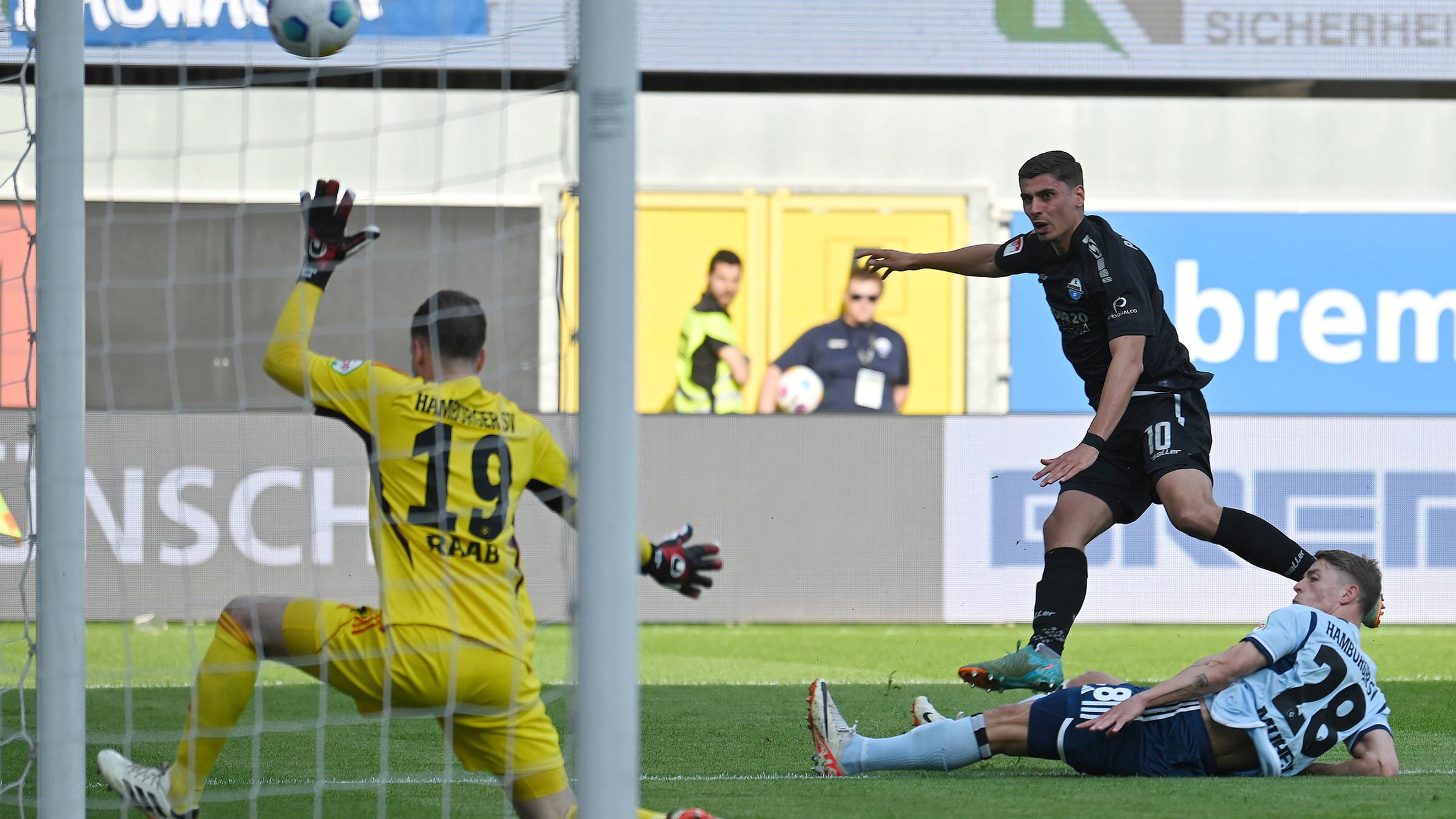 Koen Kostons (Paderborn) macht das Tor zum 1:0.