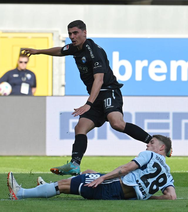 Koen Kostons (Paderborn) macht das Tor zum 1:0.