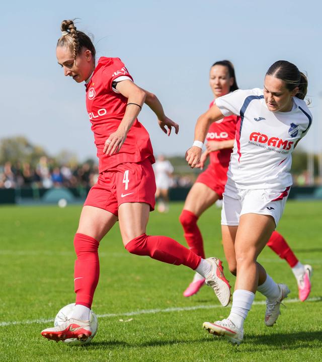 Sophia Kleinherne (Nr. 4, VfL Wolfsburg) und Pija Reininger (Nr. 9, SC Sand) im Zweikampf beim DFB-Pokalspiel SC Sand gegen VfL Wolfsburg.
