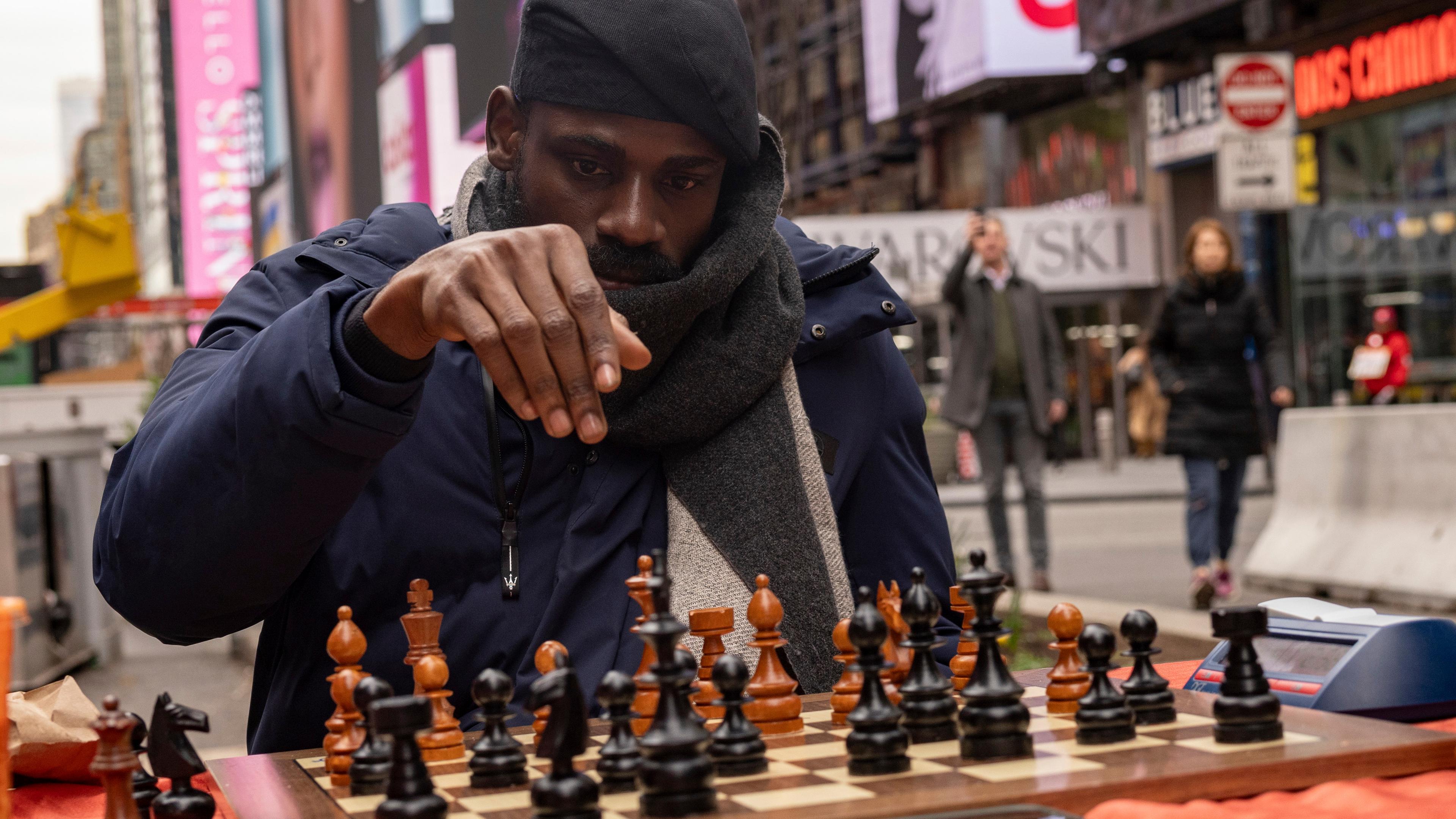 Tunde Onakoya, 29, stellt Schach-Weltrekord in New York auf.