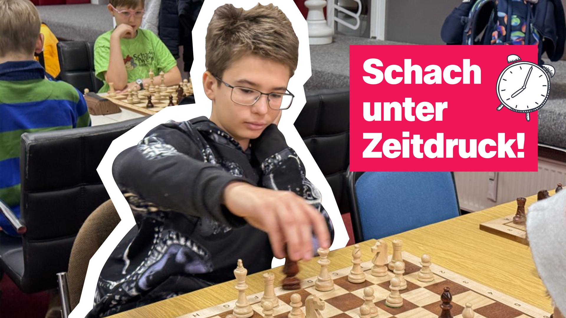 Eine Junge spielt Schach.