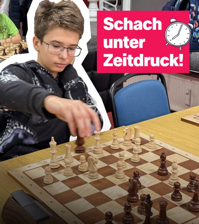 Eine Junge spielt Schach.