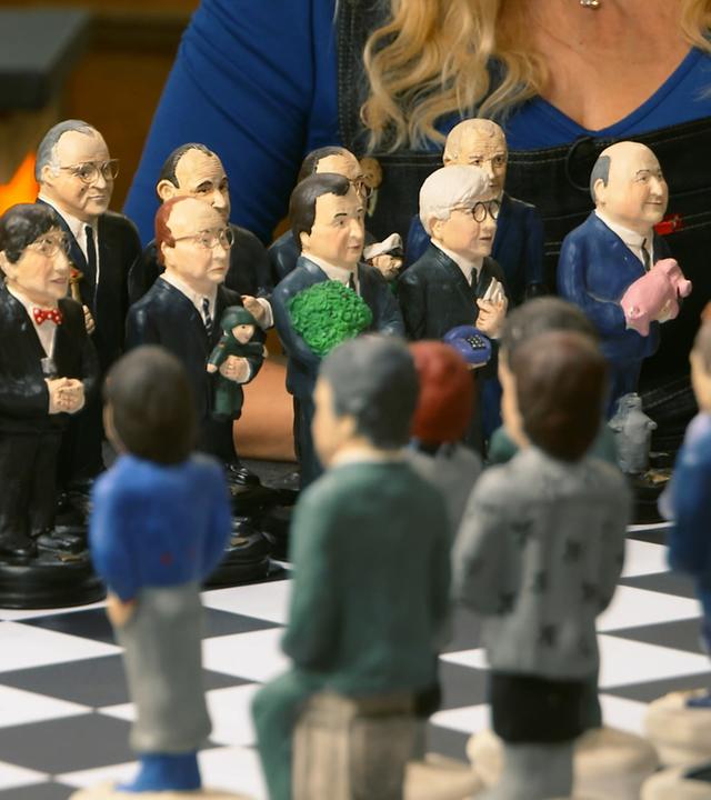 Schachspiel mit Politiker-Figuren