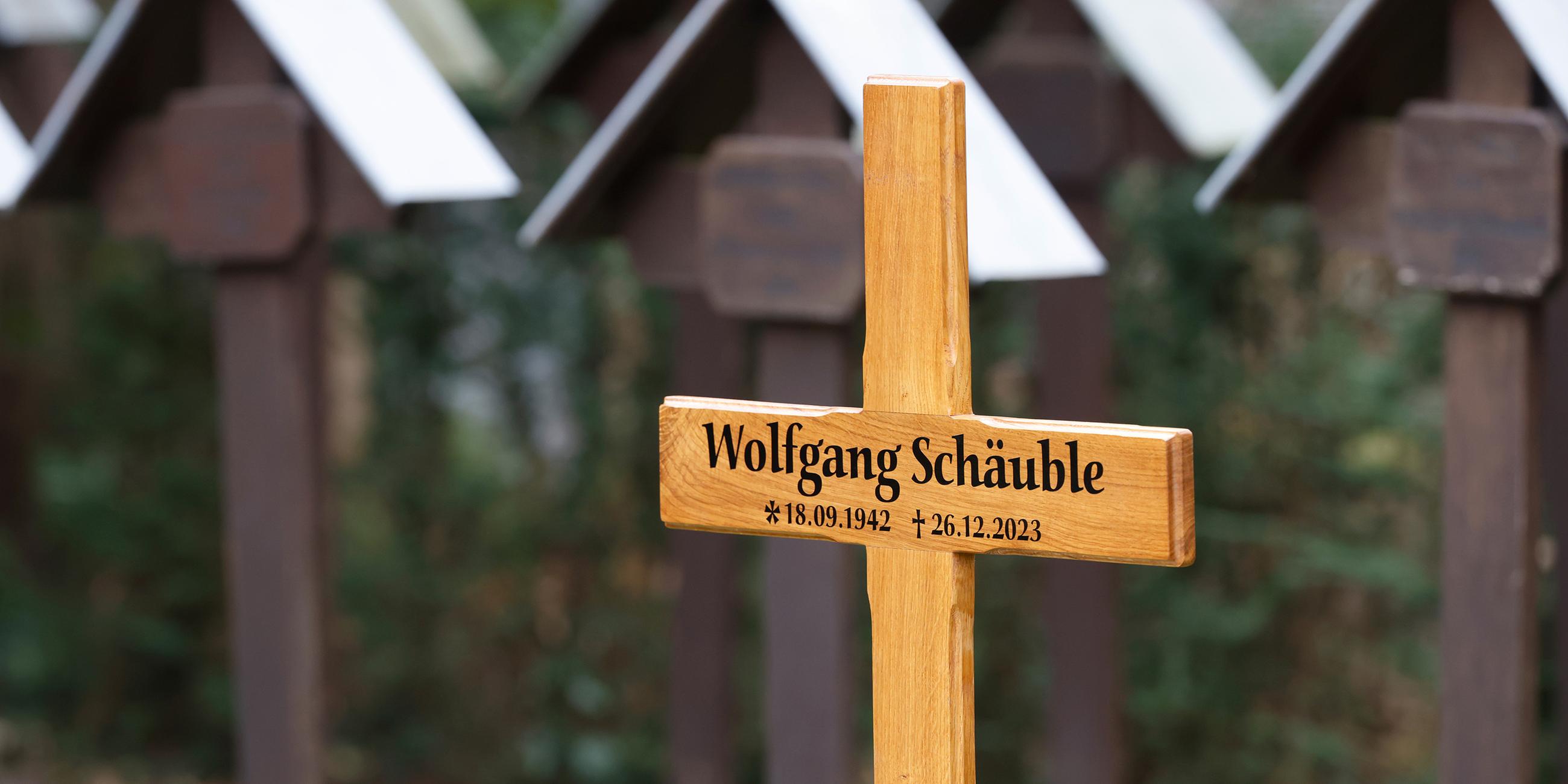 Ein Kreuz kennzeichnet die Grabstätte von Wolfgang Schäuble auf dem Friedhof (Jan. 2024)