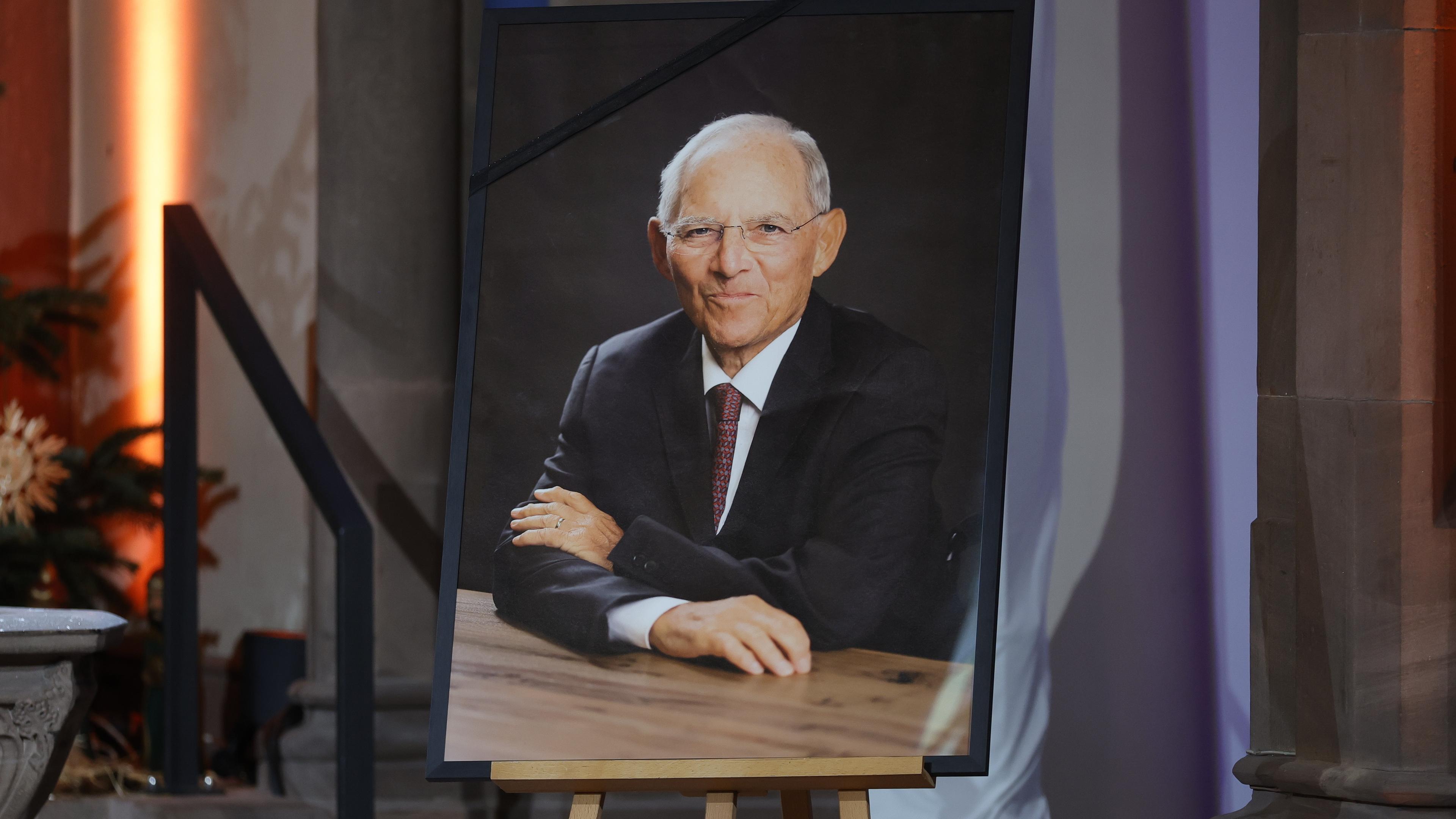 Ein Porträtfoto steht auf einem Ständer bei der Trauerfeier und Beerdigung für den ehemaligen Bundestagspräsidenten Wolfgang Schäuble in Offenburg, Deutschland, am 05. Januar 2024.