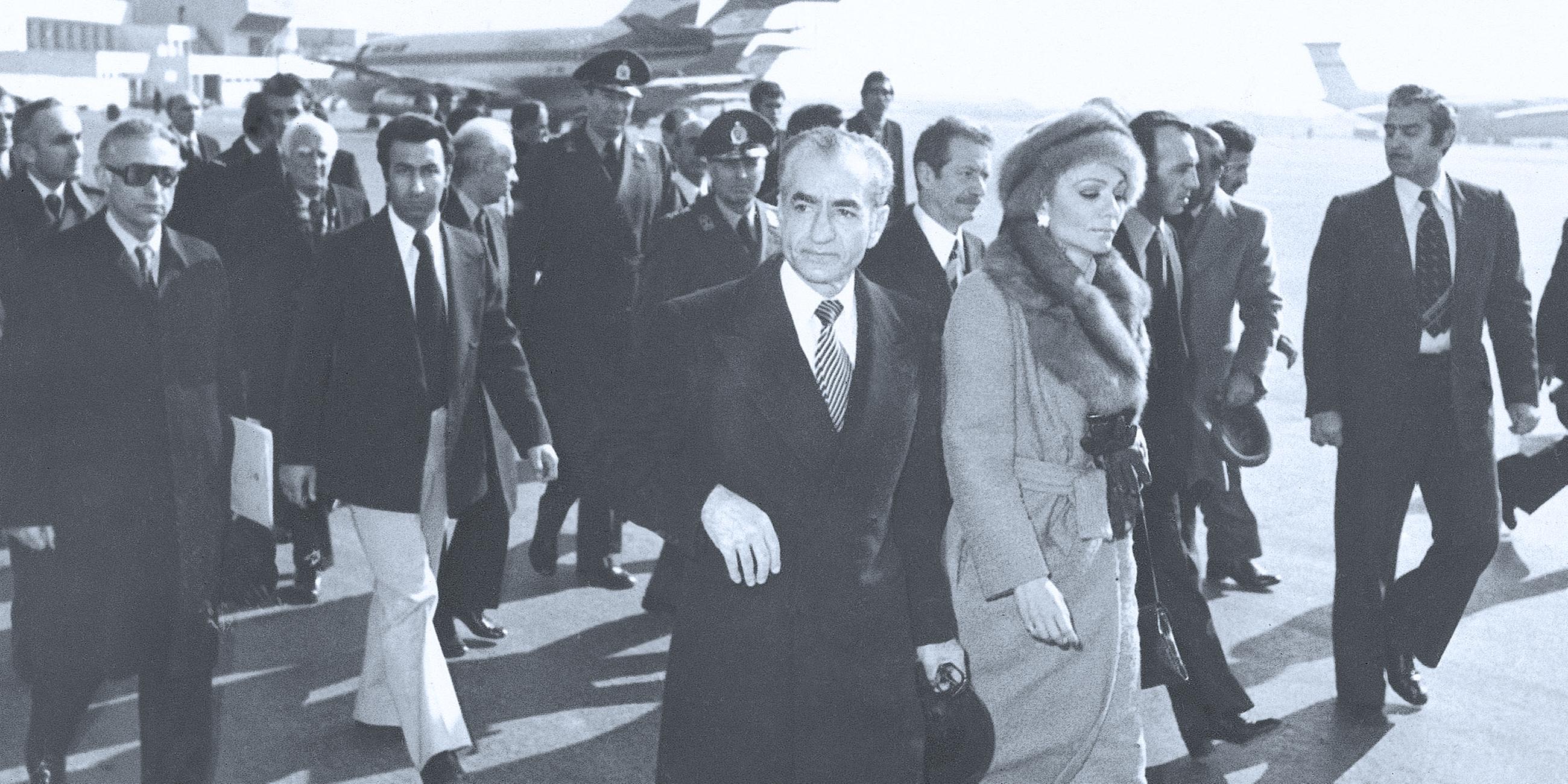 Archiv: Schah Mohammad Reza Pahlavi und Kaiserin Farah gehen über das Rollfeld des Mehrabad Airport zu einem Flugzeug, um das Land zu verlassen, aufgenommen am 16.01.1979 in Teheran, Iran.