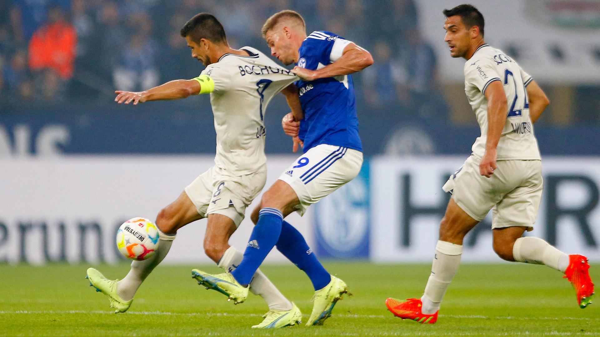 Schalke 04 gegen VfL Bochum - Veltins-Arena, Gelsenkirchen, Deutschland - 10.09.2022 Anthony Losilla vom VfL Bochum im Einsatz mit Simon Terodde von Schalke 04