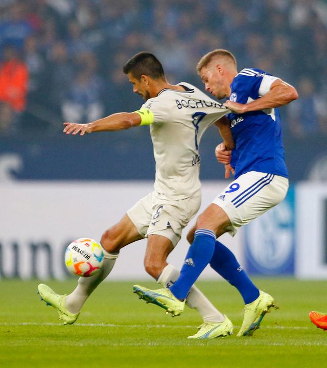 Schalke 04 gegen VfL Bochum - Veltins-Arena, Gelsenkirchen, Deutschland - 10.09.2022 Anthony Losilla vom VfL Bochum im Einsatz mit Simon Terodde von Schalke 04