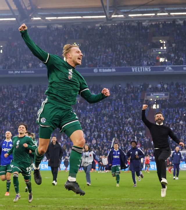 Nach dem Heimsieg gegen den 1.FC Nürnberg rennt der Schalker Abwehrspieler Timo Becker mitsamt der Mannschaft und Trainer Muslic Miron jubelnd zur Schalker Kurve