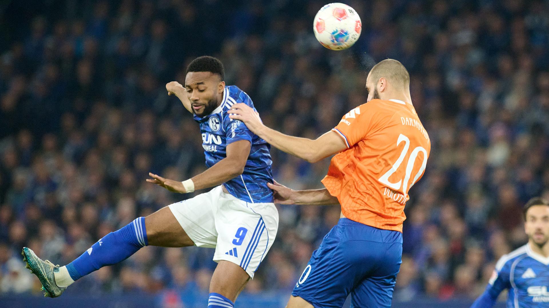Sylla (S04) und Vukotic (D98) im Spiel Schalke 04 gegen Darmstadt 98.