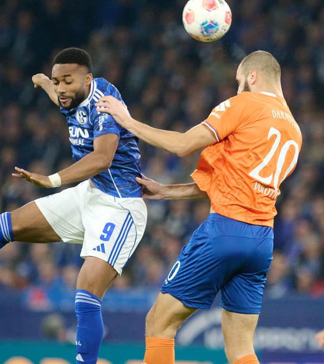 Sylla (S04) und Vukotic (D98) im Spiel Schalke 04 gegen Darmstadt 98.