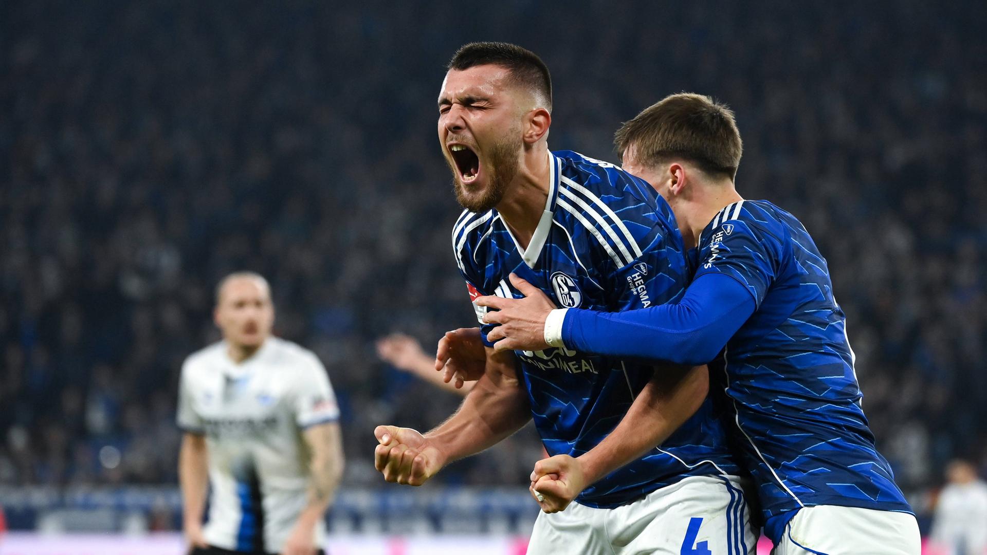 28.11.2025: Jubel bei Hasan Kurucay und Felipe Sanchez nach dem 2:1-Sieg von Schalke 04 gegen SC Paderborn in der 2. Bundesliga.