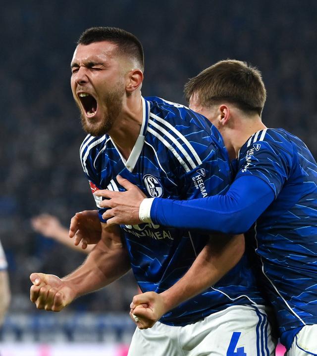 28.11.2025: Jubel bei Hasan Kurucay und Felipe Sanchez nach dem 2:1-Sieg von Schalke 04 gegen SC Paderborn in der 2. Bundesliga.