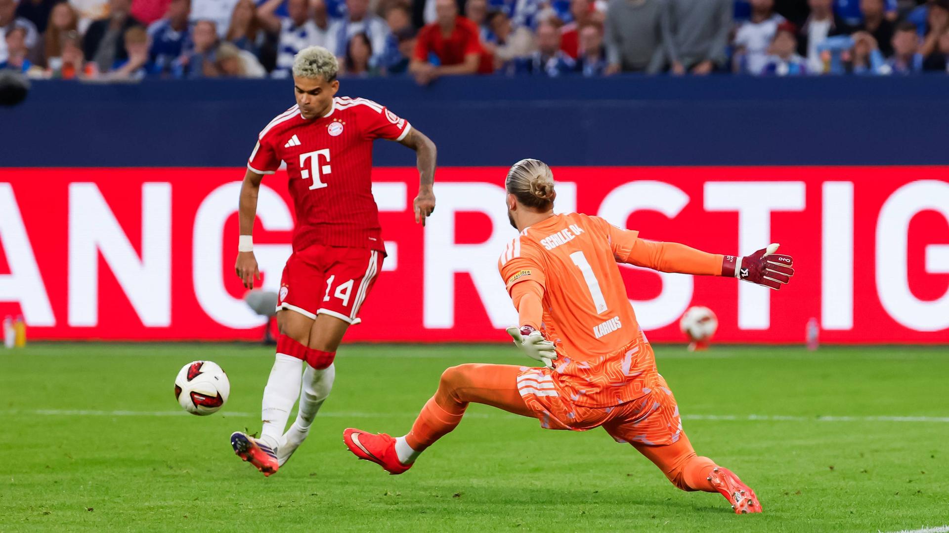 Bayerns Flügelspieler Luis Díaz schießt vor dem Schalker Keeper Loris Karius aufs Tor