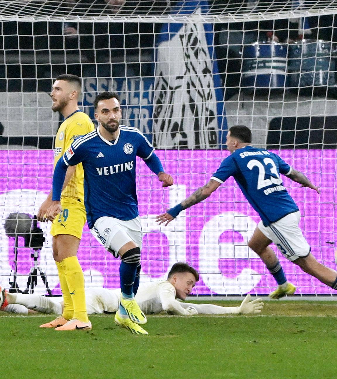 Kenan Karaman (FC Schalke 04) erzielt das Tor zum 1:0 gegen Eintracht Braunschweig.