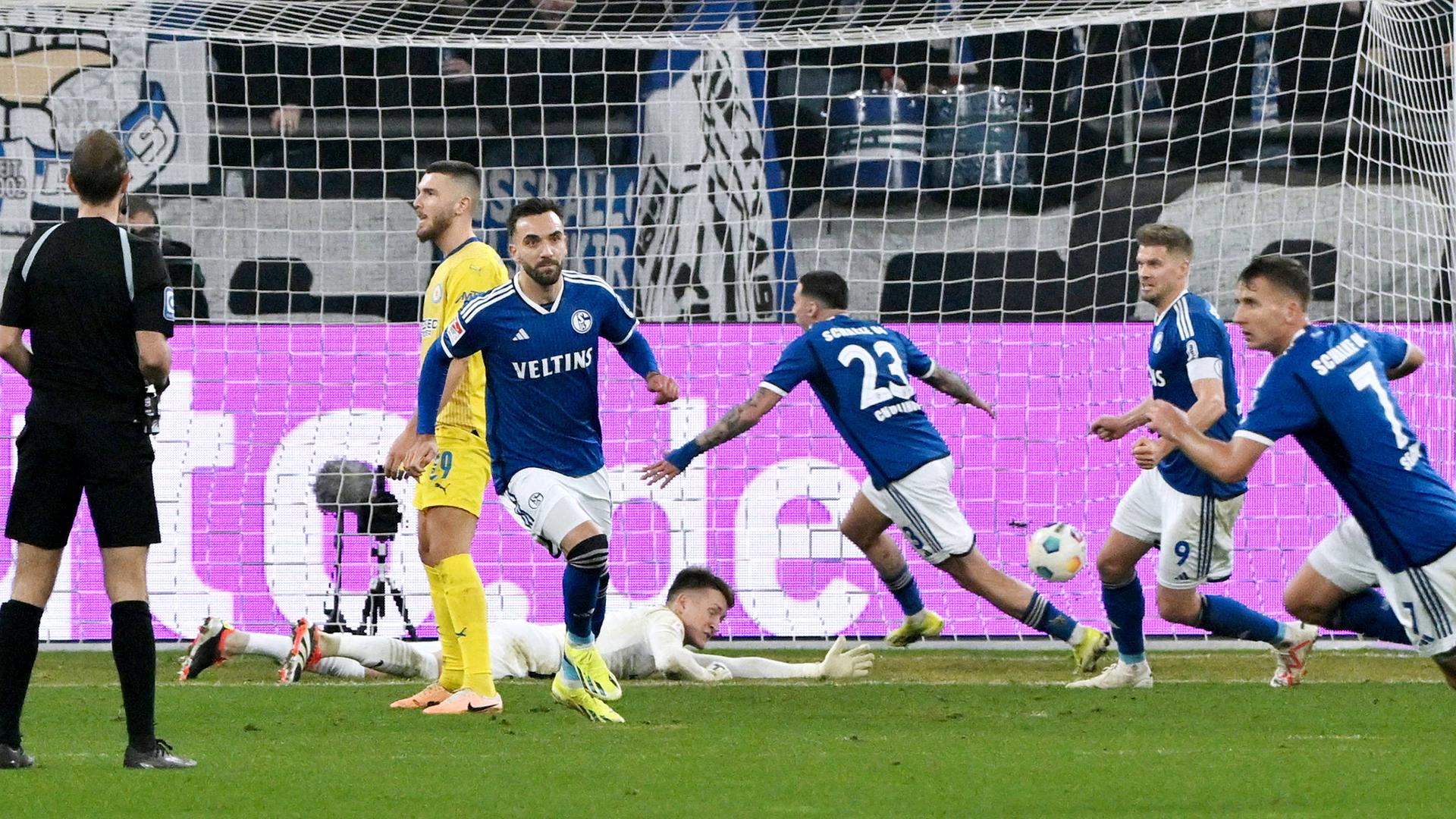 Kenan Karaman (FC Schalke 04) erzielt das Tor zum 1:0 gegen Eintracht Braunschweig.